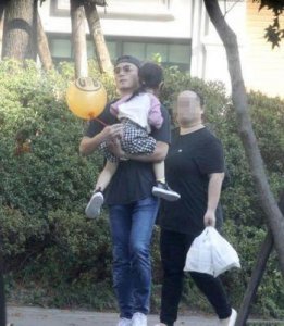 ​霍建华与林心如为女儿报名舞蹈班，甜蜜秀恩爱！