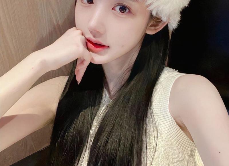 鞠婧祎原相机，鞠婧祎在高铁站被粉丝用原相机拍照