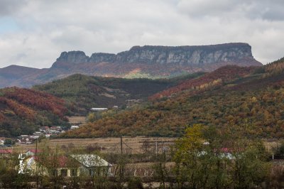 ​桓仁县北十五里，有五女山。相传唐朝有五女踞山为伍。山高千仞