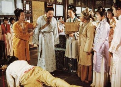 ​宝玉挨打时，李纨为何当着公婆的面放声大哭？