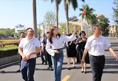 ​喝水不忘挖井人！比利时王妃李然回到母校分享经历，网友：传奇！