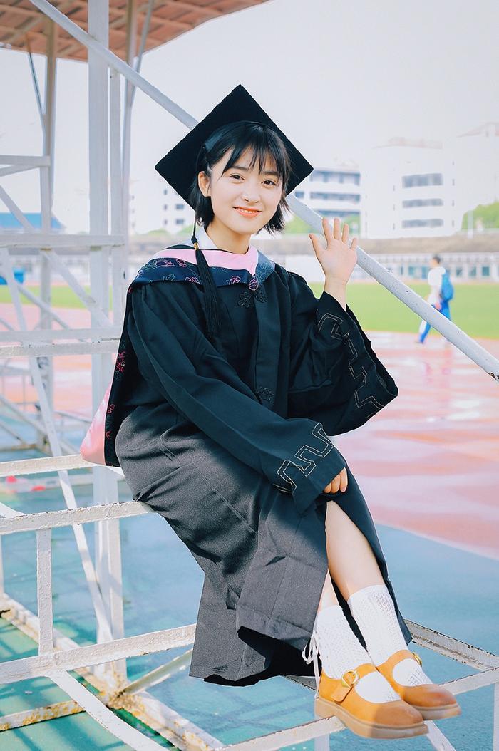 沈月晒学士服美照,原来毕业照妆容要这么化才抢镜!