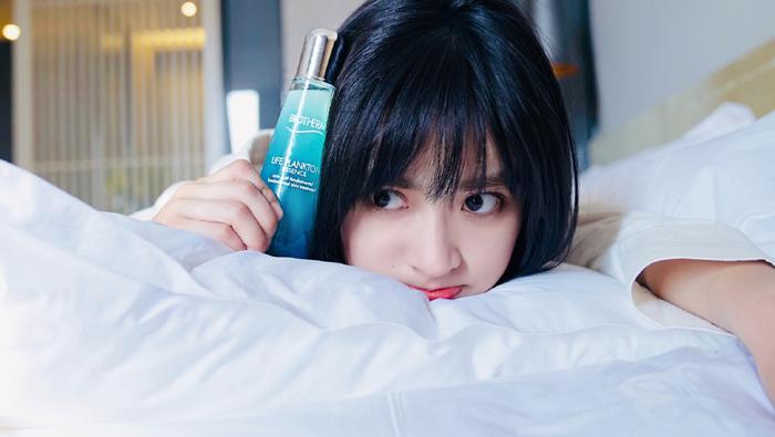 沈月晒学士服美照,原来毕业照妆容要这么化才抢镜!