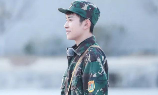易烊千玺将参加中戏军训，化身“军装”型男，迷彩造型帅出新高度