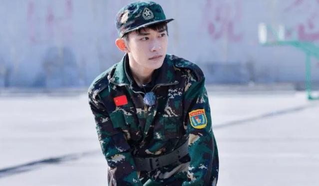 易烊千玺将参加中戏军训，化身“军装”型男，迷彩造型帅出新高度