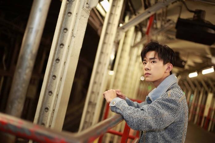 易烊千玺将参加中戏军训，化身“军装”型男，迷彩造型帅出新高度