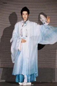 ​刘宇《创造营2021》真实身高揭秘，网友手中的水杯成“神器”？