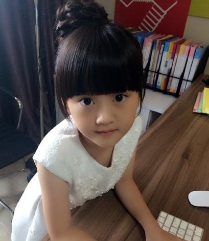 王芷璇来啦，白皮肤大眼睛 小小的婴儿肥&nbsp;超无敌可爱的大美妞~