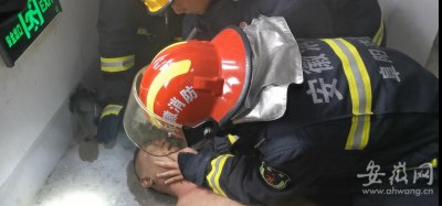 ​阜阳一居民家起火 室内一男子被烟气熏晕