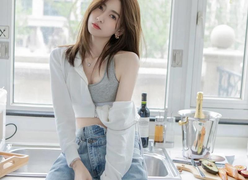 闪光灯黑白交错的瞬间，他感觉到此刻的她，竟是如此飘渺与陌生