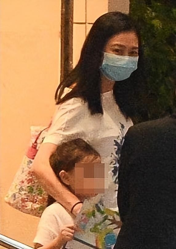 朱丽倩最近图片大全（刘德华老婆带女儿出行）