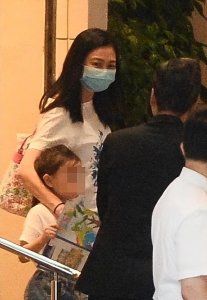 ​朱丽倩最近图片大全（刘德华老婆带女儿出行）