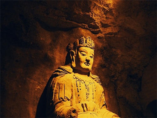 万佛洞是山东济南著名的旅游景点，兴建于1992年