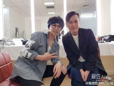 ​160501 张信哲晒与华晨宇合照 花花搞怪卖萌换不停风格