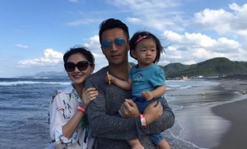 汪小菲离婚风波首现身直播(汪小菲官宣离婚了)