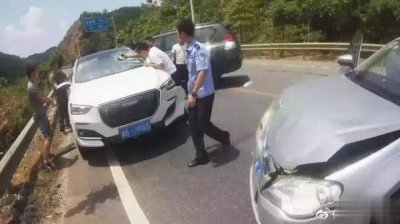 ​大片来了！毒贩疯狂逃窜，民警飙车追捕