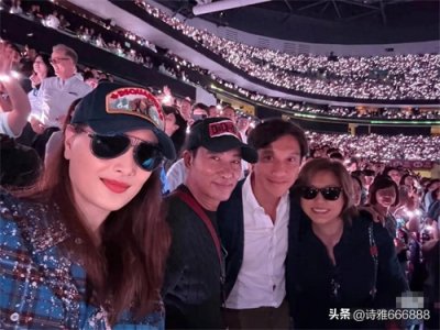 ​任达华琦琦一起去看Coldplay演唱会，姐夫还贴心的为姐背包太甜了