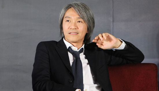 周星驰为什么满头白发
