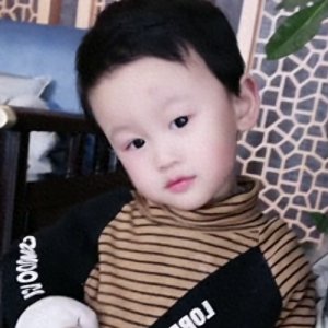 ​杨清柠与王乐乐分手两年，儿子越来越像爸爸就如一个模子刻出来的