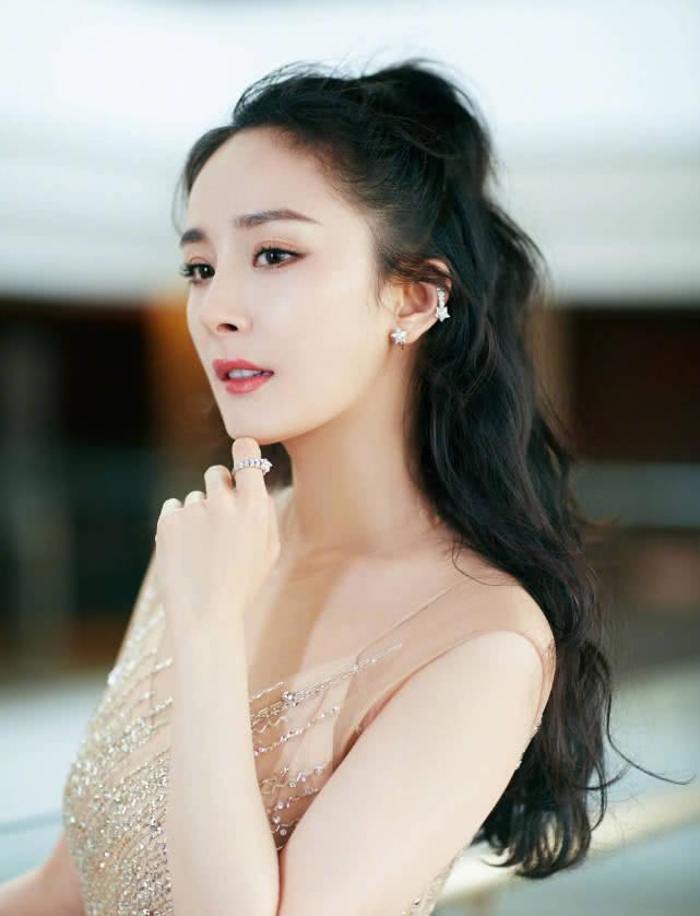 同样是85后辣妈,赵丽颖杨幂同框,这一次她赢得彻底